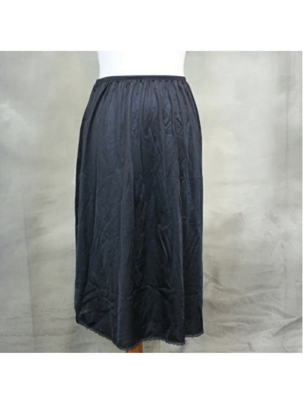 Vintage Slip -1980s Vanity Fair black nylon slip. L